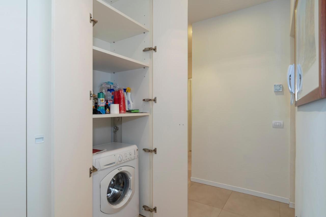 Luxury Apartment Near Duomo Italia 38 Милано Екстериор снимка