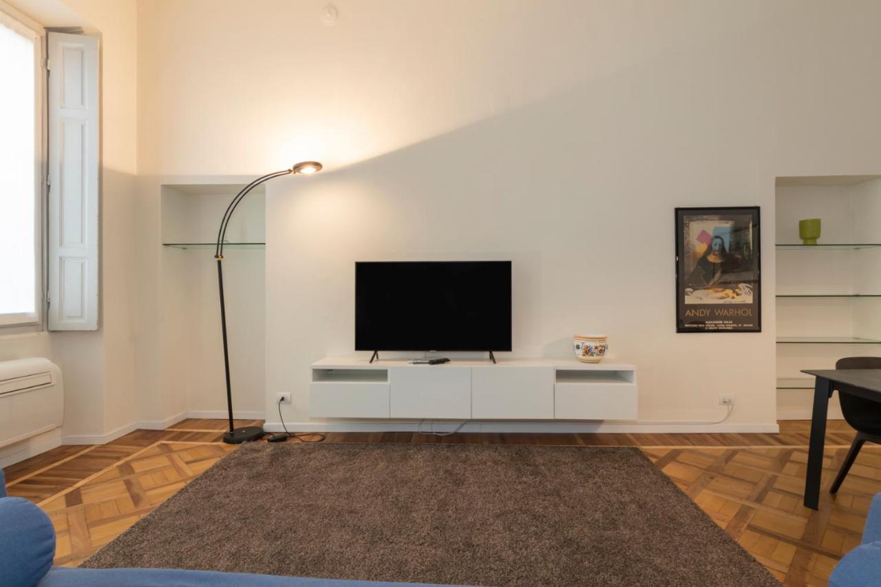Luxury Apartment Near Duomo Italia 38 Милано Екстериор снимка